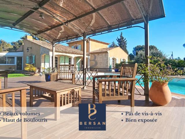 VILLA AVEC PISCINE SAINT RAPHAEL BOULOURIS, PROCHE DES COMMERCES