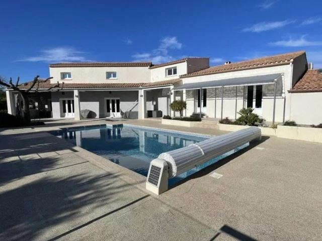 VILLA AVEC PISCINE SUR 1800 M² DE TERRAIN