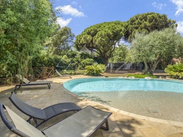 BEAUVALLON VILLA AVEC PISCINE PLAGE A PIED GRIMAUD