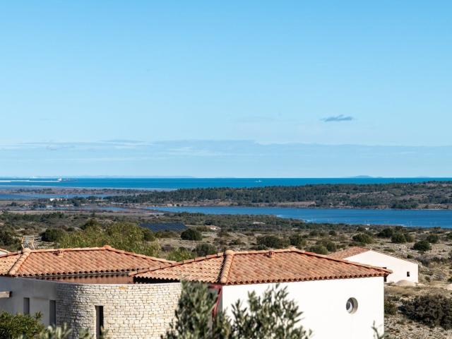 Villa avec piscine, vue dégagée sur les étangs et la mer, à. 163m² Fitou