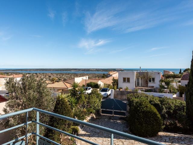 Villa avec piscine, vue dégagée sur les étangs et la mer, à Fitou