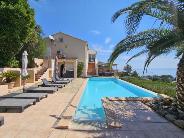 Villa avec piscine vue panoramique sur la mer
