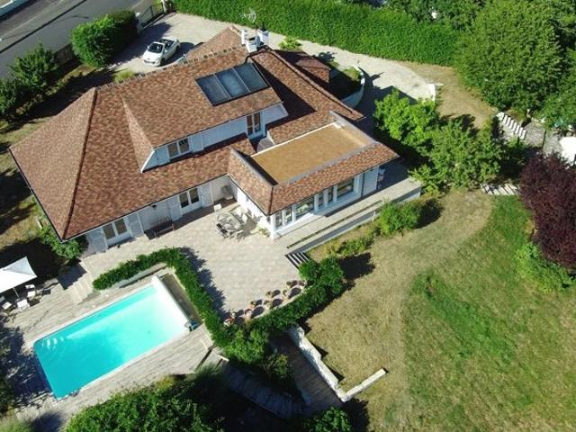 Villa avec piscine, vue panoramique sur la nature