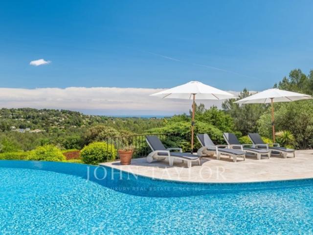 Villa avec piscine, vue sur la mer et les montagnes