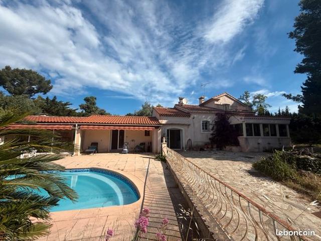 Villa avec Piscine+Studio ind.+2 garages+carport+dépendances sur 1850 M2