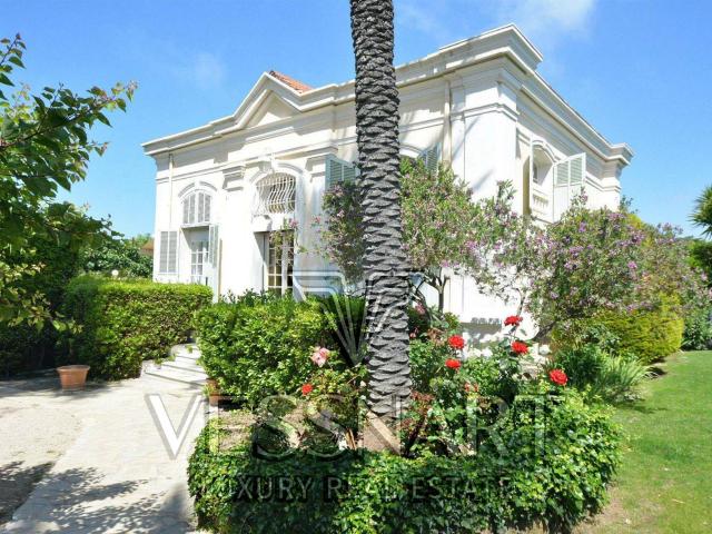 Villa avec potentiel dans un domaine fermé proche des plages 220m² Antibes