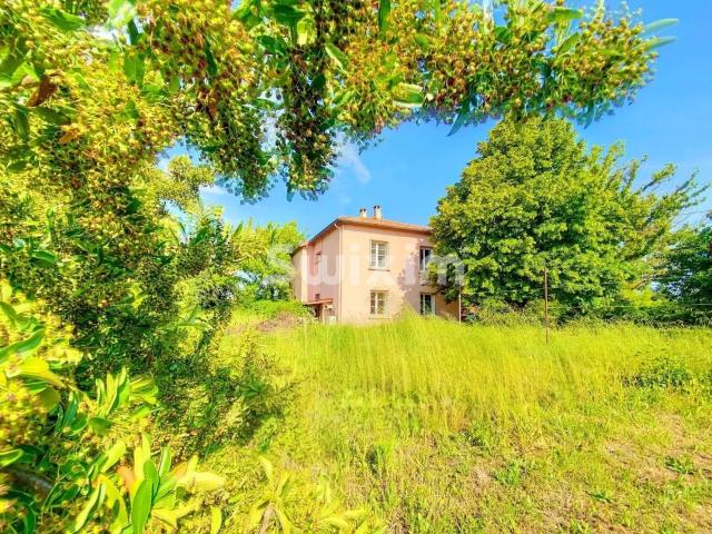 Villa avec potentiel et terrain spacieux