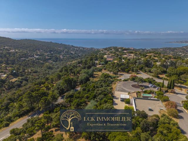 VILLA AVEC POTENTIEL SUR LES HAUTEURS DES ISSAMBRES
