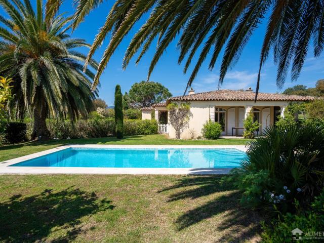 Villa avec ses quatre chambres en suite, son grand jardin, s. 174m² Grimaud