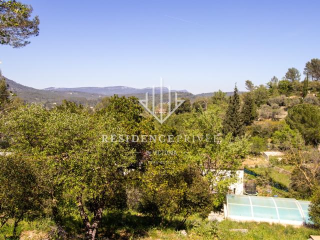 Villa avec terrain de 3000m2 et appartement indépendant 110m² Solliès Toucas