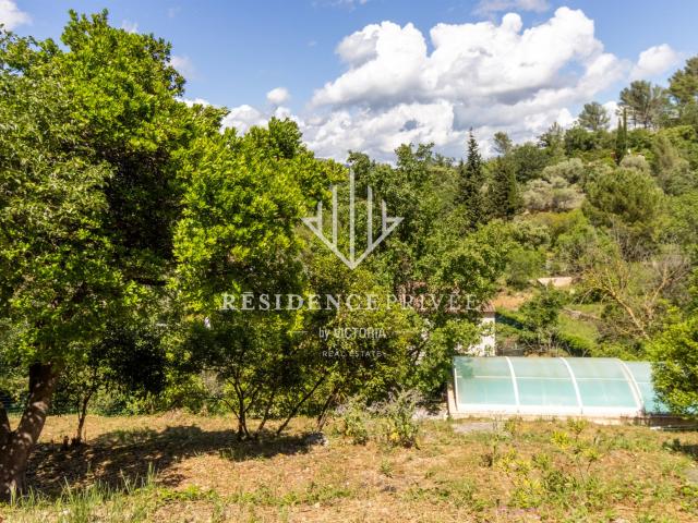 Villa avec terrain de 3000m2 et appartement indépendant 110m² Solliès Toucas