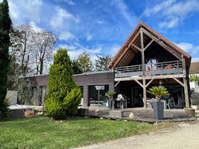 Villa avec piscine et jardin