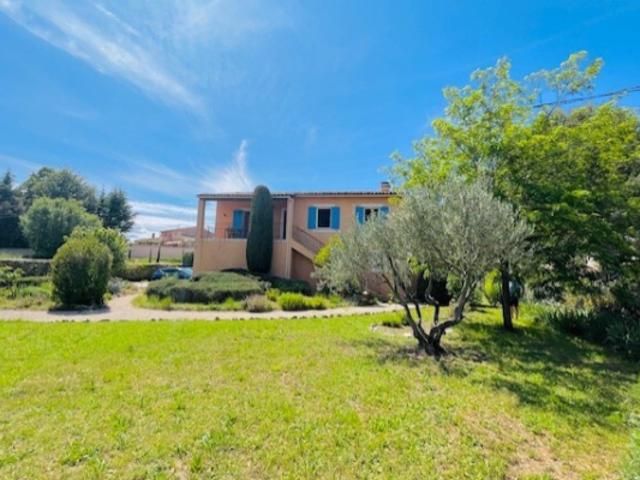 Villa avec vue dominante et vaste dépendance de 112 m2 !