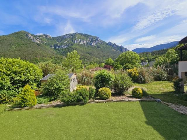 Villa avec vue imprenable sur les montagnes, très privée, à distance de marche du centre ville