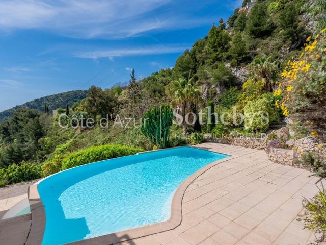 Villa avec vue mer à vendre à Èze dans un domaine privé sécu. 228m² Eze