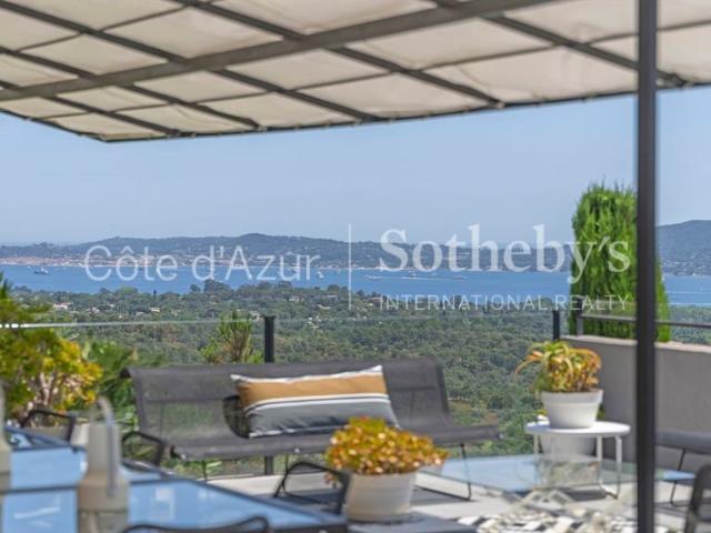 Villa avec vue mer panoramique à vendre à Grimaud dans un do. 323m² Grimaud