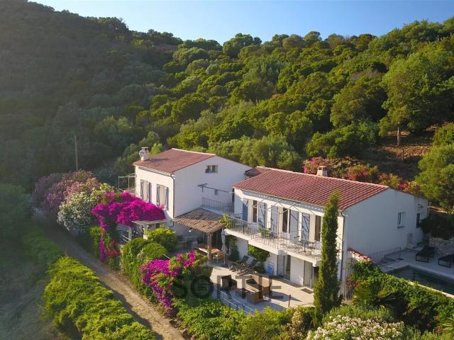 Villa avec vue mer panoramique et accès aux criques 250m² Cavalaire sur Mer