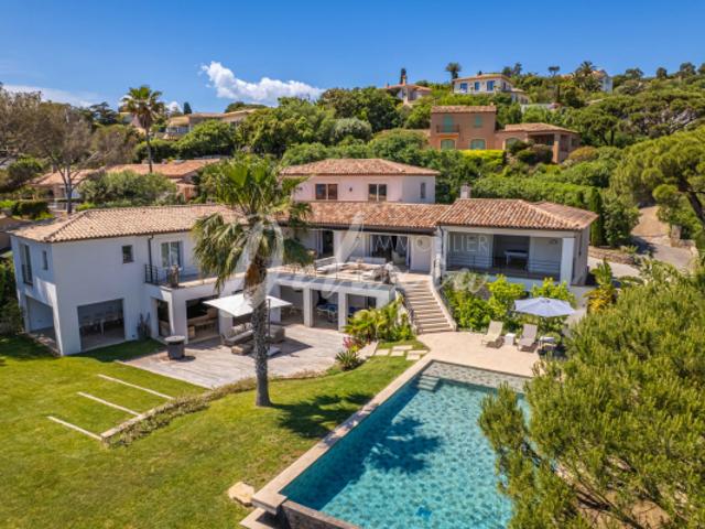 Villa avec vue mer, piscine à débordement et accès rapide au