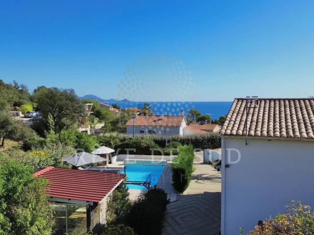 Villa avec vue mer, piscine, pool house et terrain de pétanq. 160m² Les Issambres