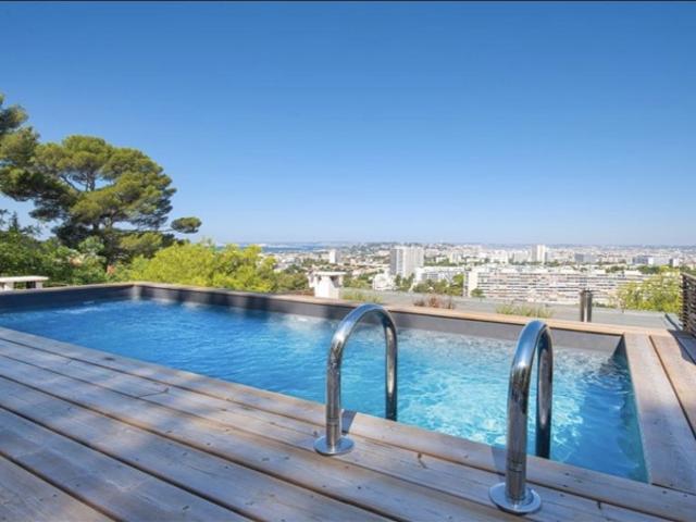 AMOUREUX NATURE / VILLA AVEC VUE PANORAMIQUE MER ET VILLE