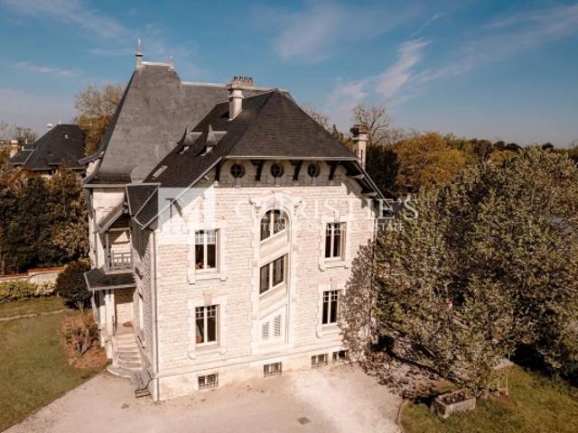 Villa d'architecte 7 chambres au cœur d'un hectare de parc arboré La Jarrie