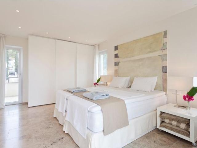 Villa Bauhaus con licencia vacacional, casa de invitados y piscina en Palma