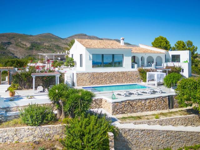 Villa Bernia. Un paraíso en la montaña con vistas al mar en venta en Benissa