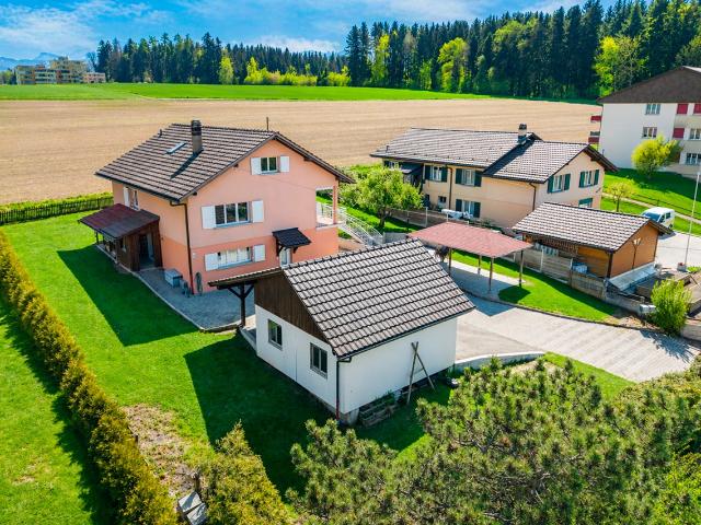 Villa besteht aus zwei Wohnungen mit einem prächtigen Garten