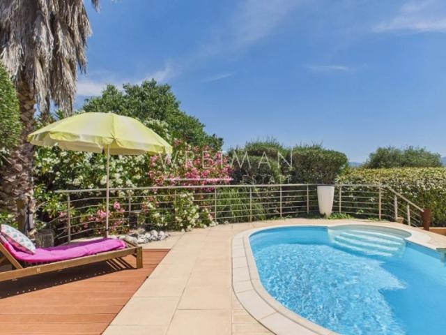 Villa bien entretenue avec piscine et vue dégagée Le Luc