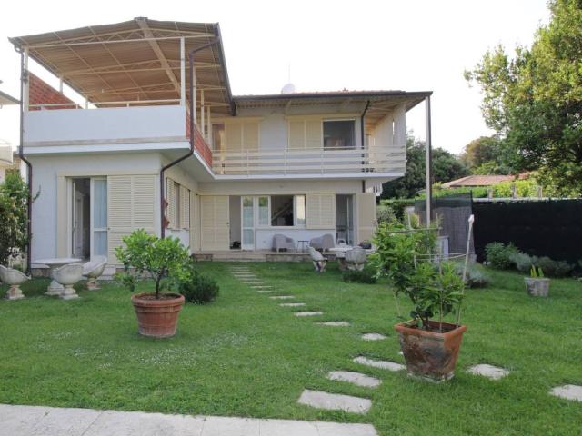 Villa bifamiliare via Dante Alighieri, Pietrasanta