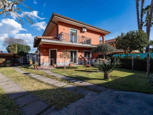 Villa bifamiliare via dei Villini 12a, Valverde