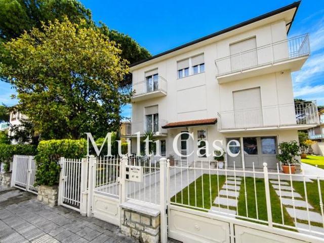 VILLA BIFAMILIARE A POCHI METRI DAL MARE LIDO DI CAMAIORE LU