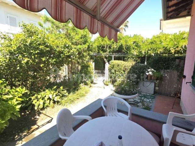 Villa bifamiliare, buono stato, 90 m², Forte dei Marmi