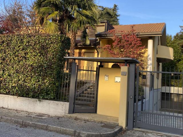 Villa Bifamiliare con giardino a Verano Brianza