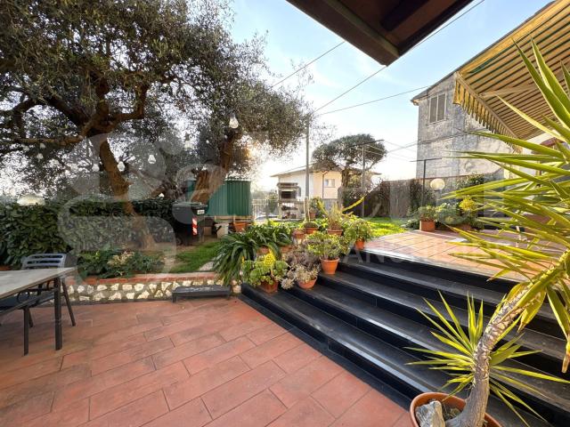 Villa Bifamiliare con giardino a Carrara