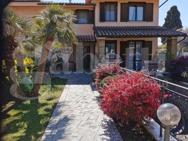 Villa Bifamiliare con giardino a Civita Castellana