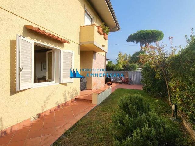 Villa Bifamiliare con giardino a Forte dei Marmi