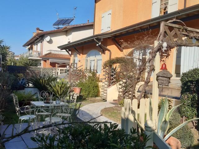 Villa Bifamiliare con giardino a Montignoso