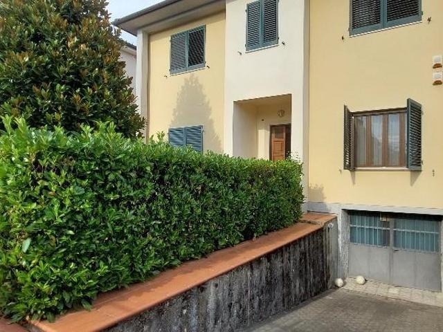 Villa Bifamiliare con giardino a Pistoia