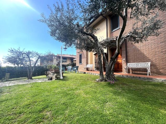 Villa Bifamiliare con giardino a Rosignano Marittimo