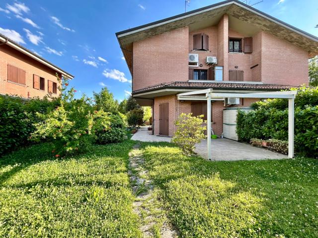 Villa Bifamiliare con giardino a San Lazzaro di Savena