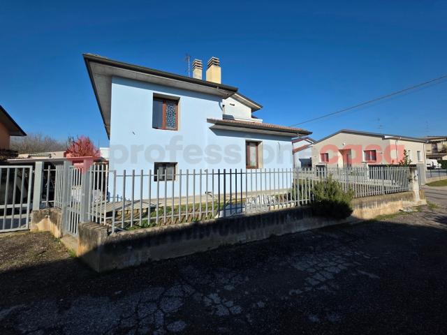 Villa Bifamiliare con giardino a Sanguinetto