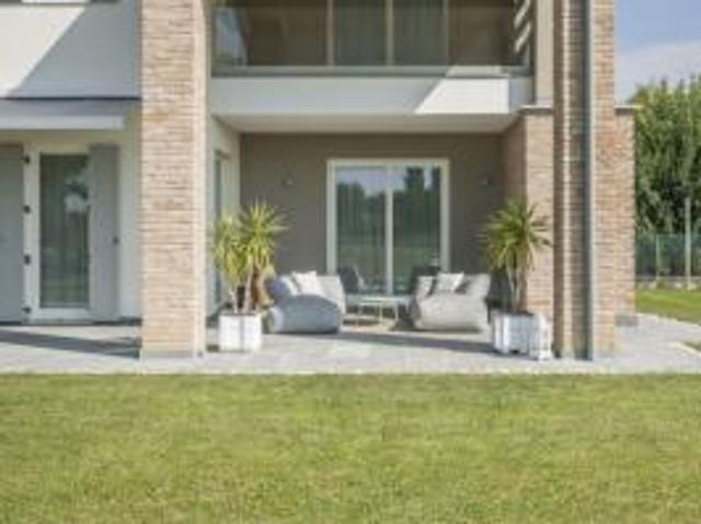 VILLA BIFAMILIARE CON GIARDINO E BOX AUTO