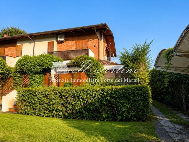 Villa Bifamiliare con giardino, Forte dei Marmi centro