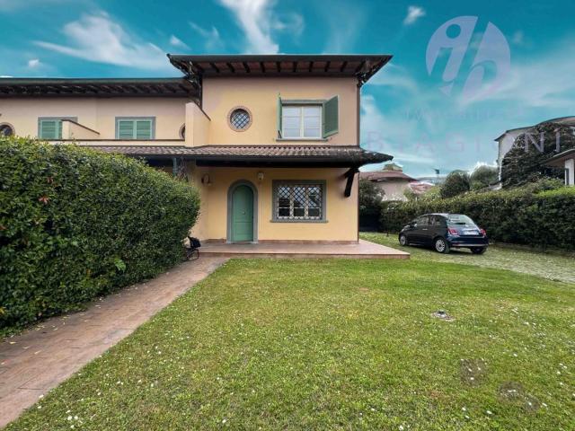 Villa Bifamiliare con giardino, Forte dei Marmi semicentro