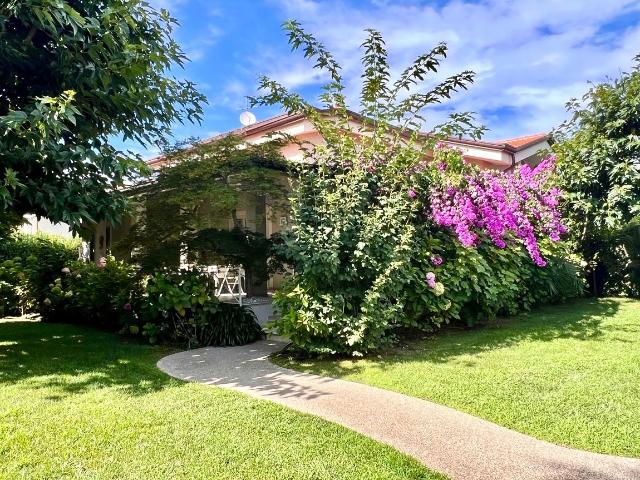 Villa Bifamiliare con giardino, Forte dei Marmi vittoria apuana