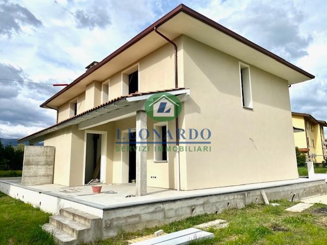 Villa Bifamiliare con giardino, Massa e Cozzile traversagna