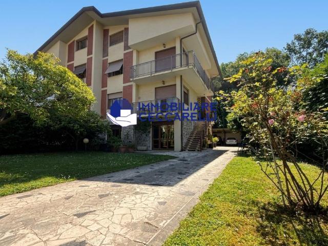 Villa Bifamiliare con giardino, Massa ronchi
