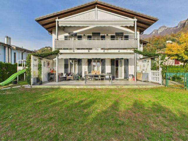 Villa Bifamiliare con grandi spazi interni ed esterni