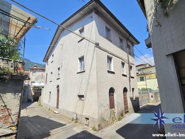 Villa Bifamiliare con terrazzi a Massa